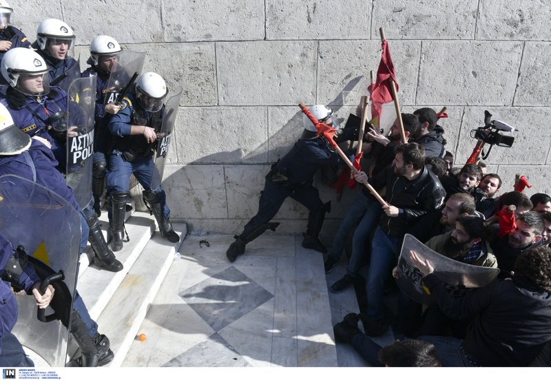 Ξύλο και χημικά -Φοιτητές και ΑΝΤΑΡΣΥΑ προσπάθησαν να εισβάλουν στη Βουλή [εικόνες & βίντεο] | iefimerida.gr 3