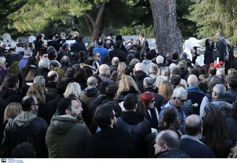Συγκίνηση στην κηδεία του Τζίμη Πανούση -Καλλιτέχνες και πολιτικοί είπαν το τελευταίο αντίο [εικόνες & βίντεο] | iefimerida.gr 1