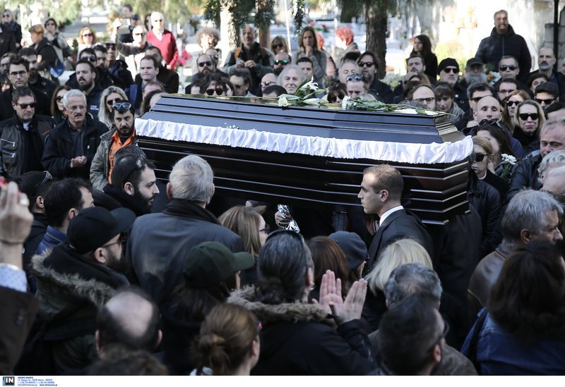 Συγκίνηση στην κηδεία του Τζίμη Πανούση -Καλλιτέχνες και πολιτικοί είπαν το τελευταίο αντίο [εικόνες & βίντεο] | iefimerida.gr 0