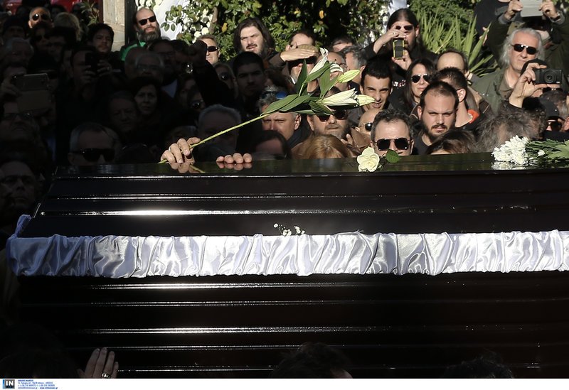 Συγκίνηση στην κηδεία του Τζίμη Πανούση -Καλλιτέχνες και πολιτικοί είπαν το τελευταίο αντίο [εικόνες & βίντεο] | iefimerida.gr 2