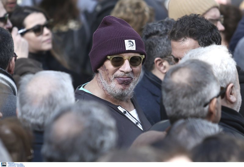 Συγκίνηση στην κηδεία του Τζίμη Πανούση -Καλλιτέχνες και πολιτικοί είπαν το τελευταίο αντίο [εικόνες & βίντεο] | iefimerida.gr 13