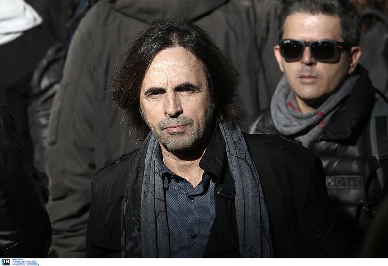 Συγκίνηση στην κηδεία του Τζίμη Πανούση -Καλλιτέχνες και πολιτικοί είπαν το τελευταίο αντίο [εικόνες & βίντεο] | iefimerida.gr 19