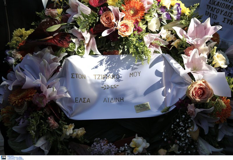 Συγκίνηση στην κηδεία του Τζίμη Πανούση -Καλλιτέχνες και πολιτικοί είπαν το τελευταίο αντίο [εικόνες & βίντεο] | iefimerida.gr 20