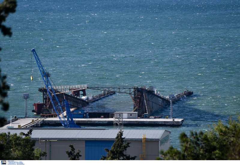Ο άνεμος κατέστρεψε πλωτή δεξαμενή στα ναυπηγεία Σκαραμαγκά [εικόνες] | iefimerida.gr 8