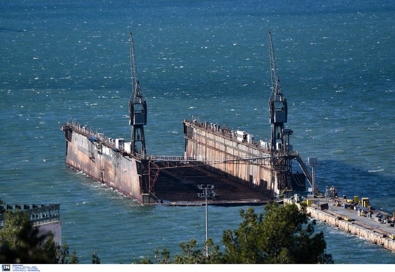 Ο άνεμος κατέστρεψε πλωτή δεξαμενή στα ναυπηγεία Σκαραμαγκά [εικόνες] | iefimerida.gr 7