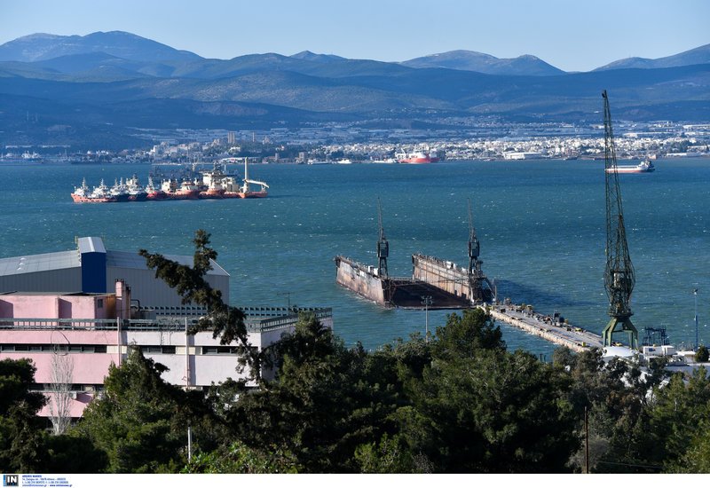 Ο άνεμος κατέστρεψε πλωτή δεξαμενή στα ναυπηγεία Σκαραμαγκά [εικόνες] | iefimerida.gr 6