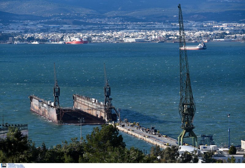Ο άνεμος κατέστρεψε πλωτή δεξαμενή στα ναυπηγεία Σκαραμαγκά [εικόνες] | iefimerida.gr 5