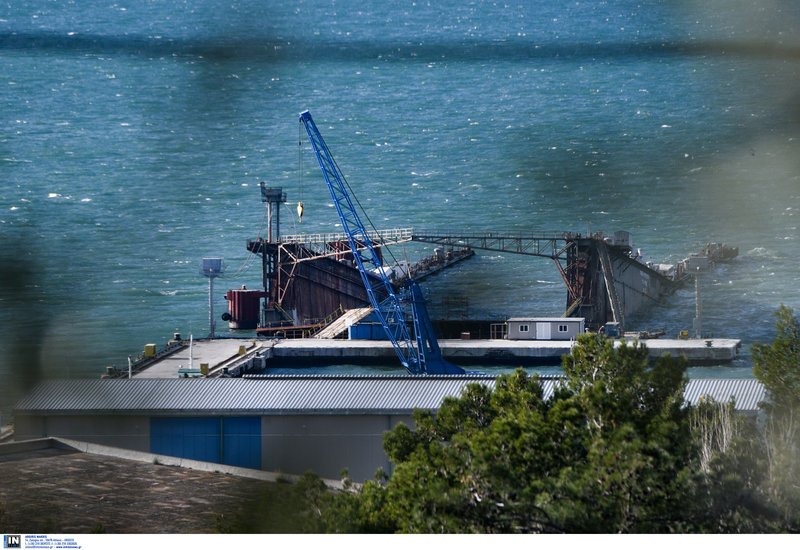 Ο άνεμος κατέστρεψε πλωτή δεξαμενή στα ναυπηγεία Σκαραμαγκά [εικόνες] | iefimerida.gr 4