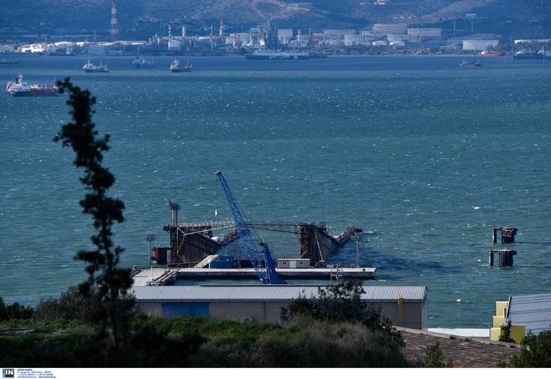 Ο άνεμος κατέστρεψε πλωτή δεξαμενή στα ναυπηγεία Σκαραμαγκά [εικόνες] | iefimerida.gr 3