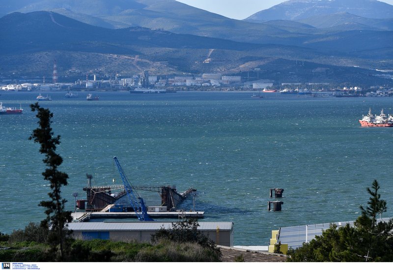 Ο άνεμος κατέστρεψε πλωτή δεξαμενή στα ναυπηγεία Σκαραμαγκά [εικόνες] | iefimerida.gr 2