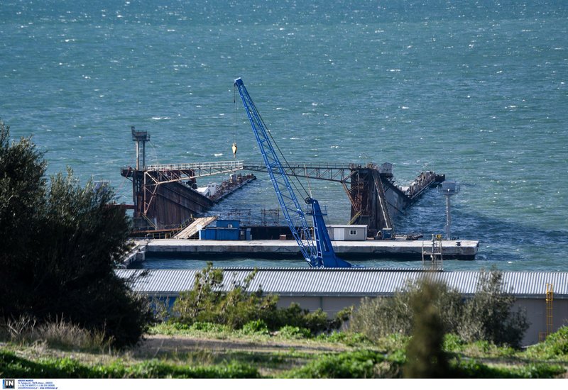 Ο άνεμος κατέστρεψε πλωτή δεξαμενή στα ναυπηγεία Σκαραμαγκά [εικόνες] | iefimerida.gr 1