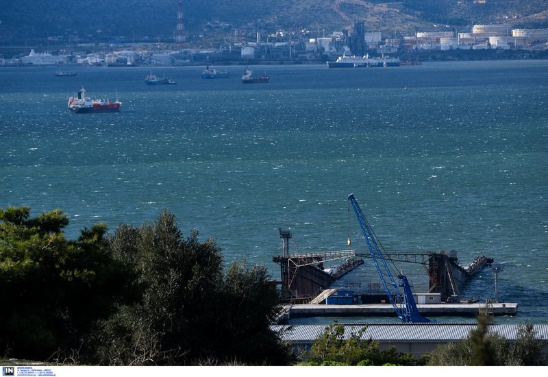 Ο άνεμος κατέστρεψε πλωτή δεξαμενή στα ναυπηγεία Σκαραμαγκά [εικόνες] | iefimerida.gr 0