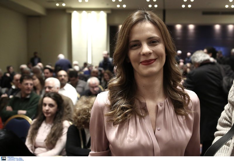 ΣΥΡΙΖΑ: Τα πηγαδάκια της Δούρου, το σαμπανιζέ πουκάμισο της Αχτσιόγλου και ο Καρανίκας [εικόνες] | iefimerida.gr 6