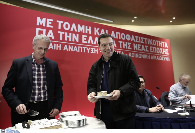 Σέλφι, χαμόγελα και μπουφανάκι για τον Τσίπρα στην κοπή της πρωτοχρονιάτικης πίτας του ΣΥΡΙΖΑ [εικόνες] | iefimerida.gr 5