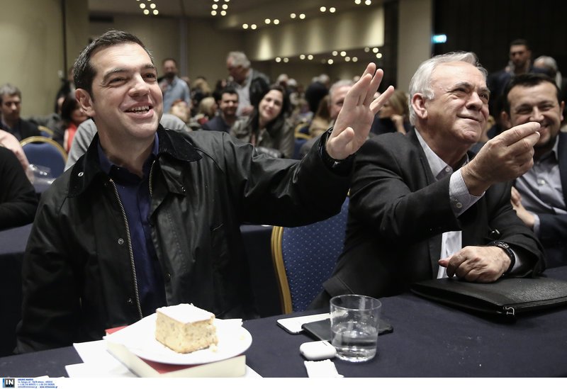 Σέλφι, χαμόγελα και μπουφανάκι για τον Τσίπρα στην κοπή της πρωτοχρονιάτικης πίτας του ΣΥΡΙΖΑ [εικόνες] | iefimerida.gr 8