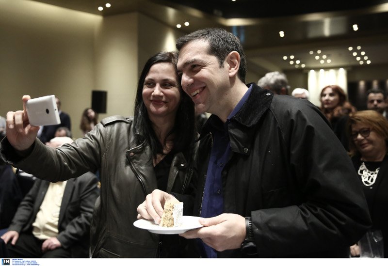Σέλφι, χαμόγελα και μπουφανάκι για τον Τσίπρα στην κοπή της πρωτοχρονιάτικης πίτας του ΣΥΡΙΖΑ [εικόνες] | iefimerida.gr 2