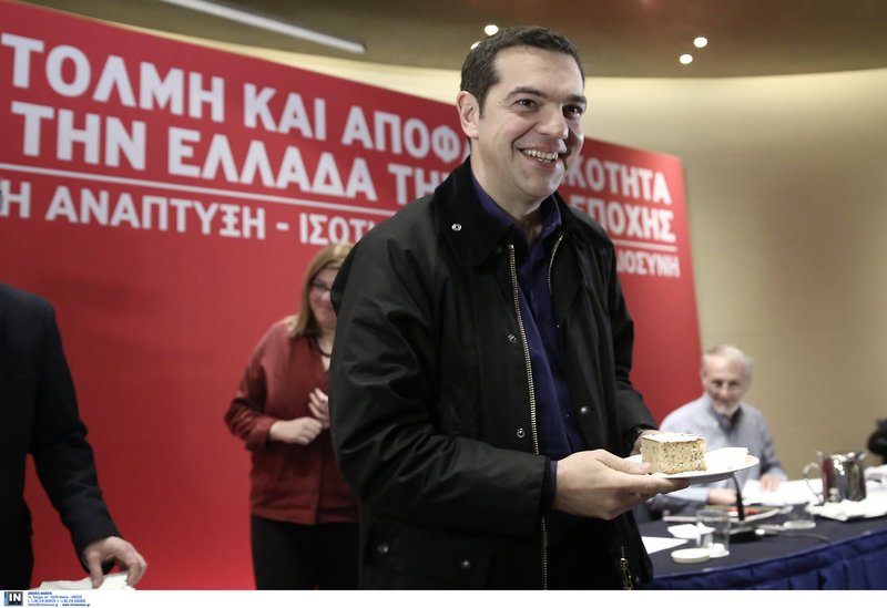 Σέλφι, χαμόγελα και μπουφανάκι για τον Τσίπρα στην κοπή της πρωτοχρονιάτικης πίτας του ΣΥΡΙΖΑ [εικόνες] | iefimerida.gr 7