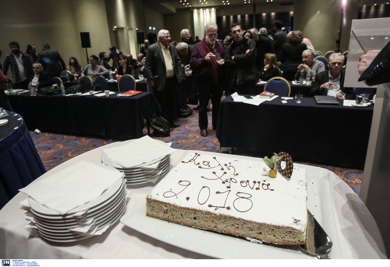 Σέλφι, χαμόγελα και μπουφανάκι για τον Τσίπρα στην κοπή της πρωτοχρονιάτικης πίτας του ΣΥΡΙΖΑ [εικόνες] | iefimerida.gr 1