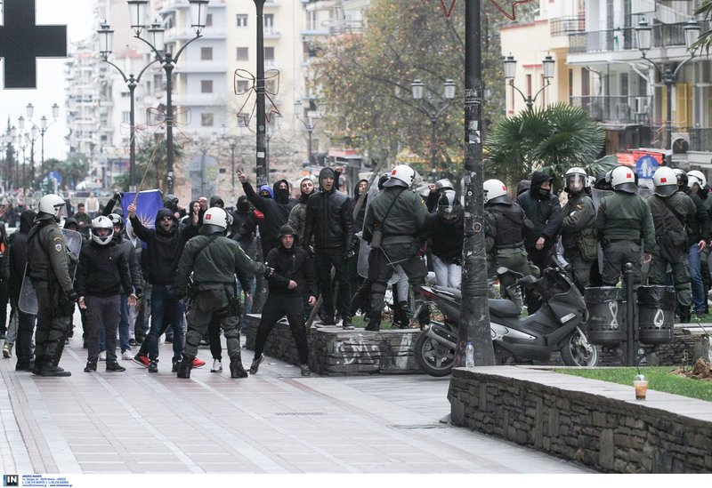 Eπεισόδια μεταξύ διαδηλωτών και ΜΑΤ στη Θεσσαλονίκη [εικόνες] | iefimerida.gr 5