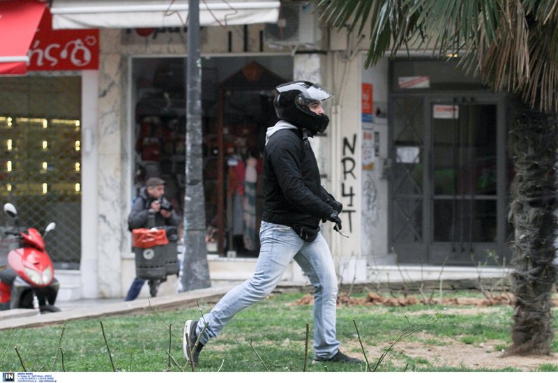 Eπεισόδια μεταξύ διαδηλωτών και ΜΑΤ στη Θεσσαλονίκη [εικόνες] | iefimerida.gr 3