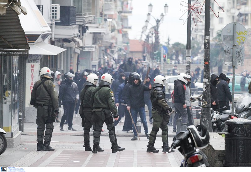 Eπεισόδια μεταξύ διαδηλωτών και ΜΑΤ στη Θεσσαλονίκη [εικόνες] | iefimerida.gr 4