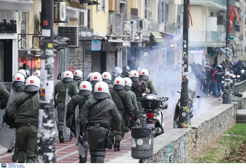 Eπεισόδια μεταξύ διαδηλωτών και ΜΑΤ στη Θεσσαλονίκη [εικόνες] | iefimerida.gr 0