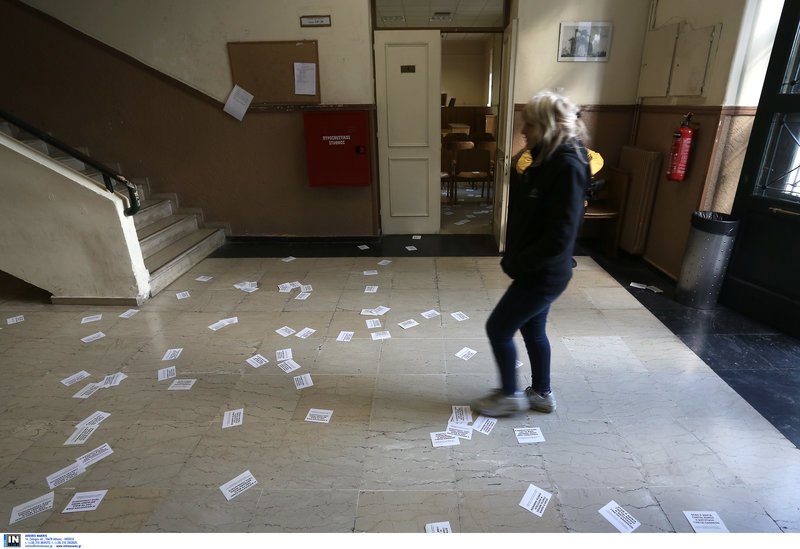 Εισβολή του Ρουβίκωνα στα δικαστήρια της πρώην Σχολής Ευελπίδων [εικόνες & βίντεο] | iefimerida.gr 1