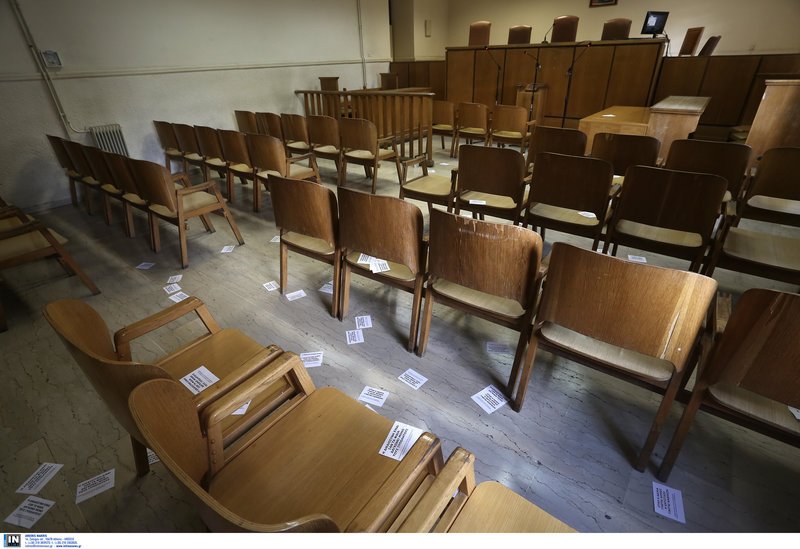 Εισβολή του Ρουβίκωνα στα δικαστήρια της πρώην Σχολής Ευελπίδων [εικόνες & βίντεο] | iefimerida.gr 2