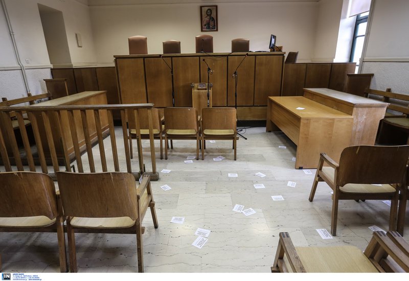 Εισβολή του Ρουβίκωνα στα δικαστήρια της πρώην Σχολής Ευελπίδων [εικόνες & βίντεο] | iefimerida.gr 3