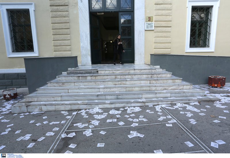 Εισβολή του Ρουβίκωνα στα δικαστήρια της πρώην Σχολής Ευελπίδων [εικόνες & βίντεο] | iefimerida.gr 5