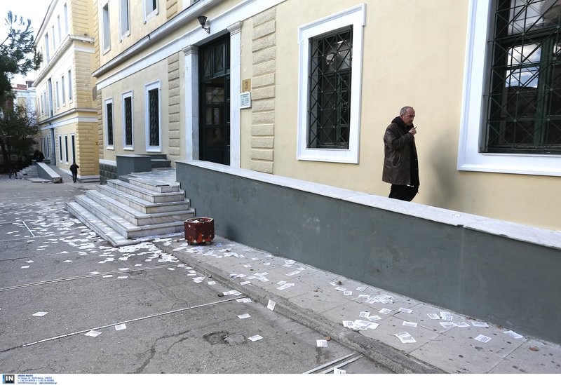 Εισβολή του Ρουβίκωνα στα δικαστήρια της πρώην Σχολής Ευελπίδων [εικόνες & βίντεο] | iefimerida.gr 7