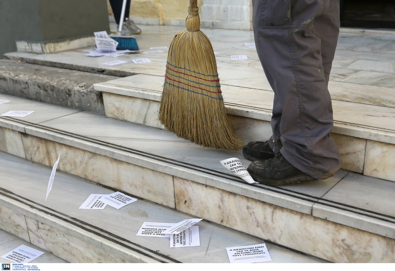 Εισβολή του Ρουβίκωνα στα δικαστήρια της πρώην Σχολής Ευελπίδων [εικόνες & βίντεο] | iefimerida.gr 9