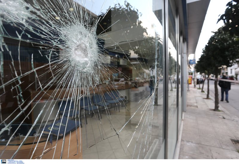 Επίθεση κουκουλοφόρων στα ΕΛΤΑ στον Ταύρο -Ζημιές & στα γραφεία του ΣΥΡΙΖΑ [εικόνες] | iefimerida.gr 4