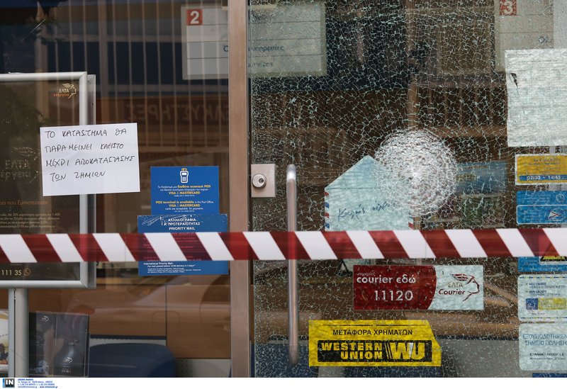 Επίθεση κουκουλοφόρων στα ΕΛΤΑ στον Ταύρο -Ζημιές & στα γραφεία του ΣΥΡΙΖΑ [εικόνες] | iefimerida.gr 0