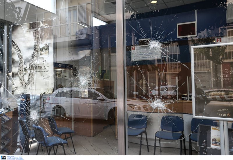 Επίθεση κουκουλοφόρων στα ΕΛΤΑ στον Ταύρο -Ζημιές & στα γραφεία του ΣΥΡΙΖΑ [εικόνες] | iefimerida.gr 2