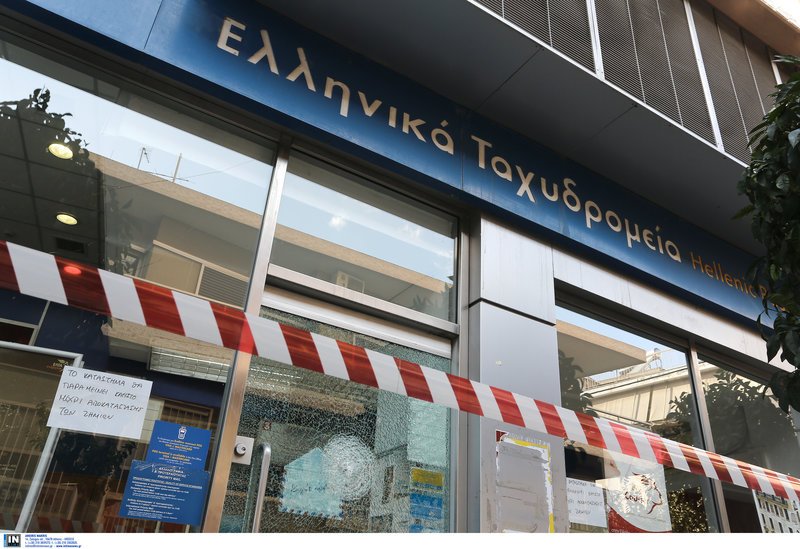 Επίθεση κουκουλοφόρων στα ΕΛΤΑ στον Ταύρο -Ζημιές & στα γραφεία του ΣΥΡΙΖΑ [εικόνες] | iefimerida.gr 1
