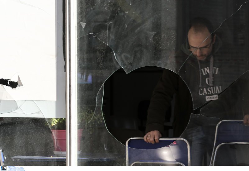 Επίθεση κουκουλοφόρων στα ΕΛΤΑ στον Ταύρο -Ζημιές & στα γραφεία του ΣΥΡΙΖΑ [εικόνες] | iefimerida.gr 8