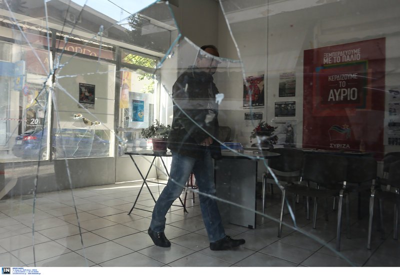 Επίθεση κουκουλοφόρων στα ΕΛΤΑ στον Ταύρο -Ζημιές & στα γραφεία του ΣΥΡΙΖΑ [εικόνες] | iefimerida.gr 5