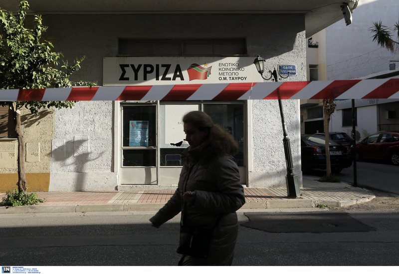 Επίθεση κουκουλοφόρων στα ΕΛΤΑ στον Ταύρο -Ζημιές & στα γραφεία του ΣΥΡΙΖΑ [εικόνες] | iefimerida.gr 6