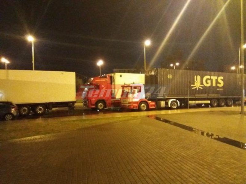 Χάος στο λιμάνι της Πάτρας: Μετανάστες μπουκάρουν σε νταλίκες [βίντεο] | iefimerida.gr 0