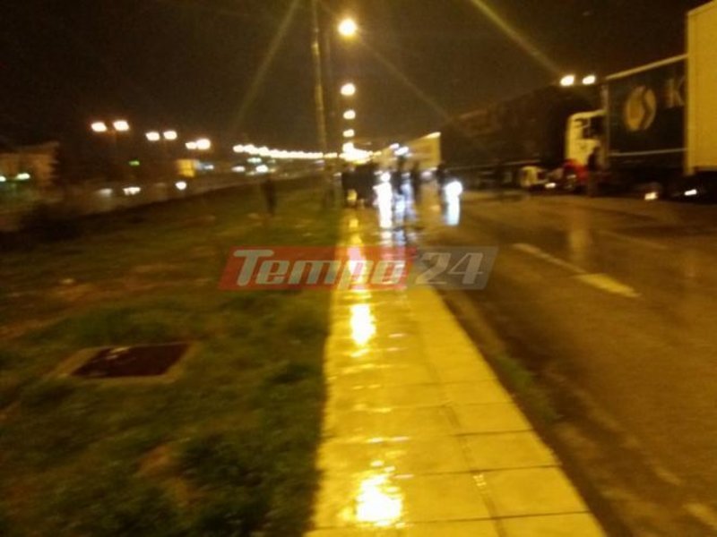 Χάος στο λιμάνι της Πάτρας: Μετανάστες μπουκάρουν σε νταλίκες [βίντεο] | iefimerida.gr 1