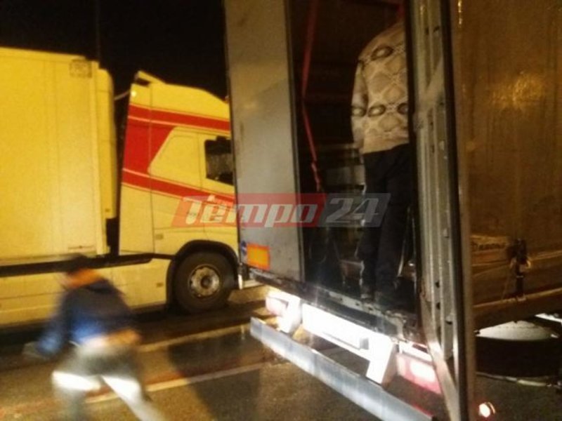 Χάος στο λιμάνι της Πάτρας: Μετανάστες μπουκάρουν σε νταλίκες [βίντεο] | iefimerida.gr 2