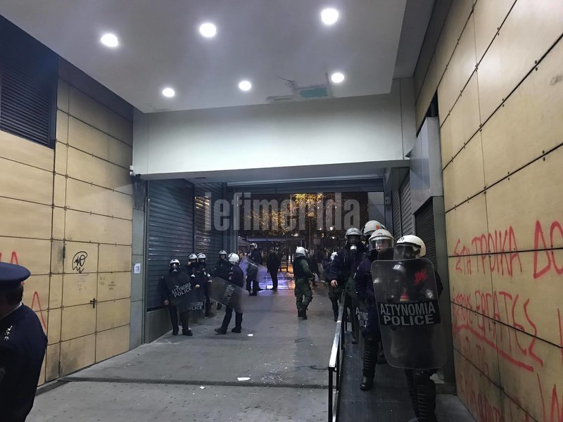 «Ντου» του ΠΑΜΕ στο υπουργείο Οικονομικών -Διαπληκτισμοί με τα ΜΑΤ [εικόνες & βίντεο] | iefimerida.gr 1