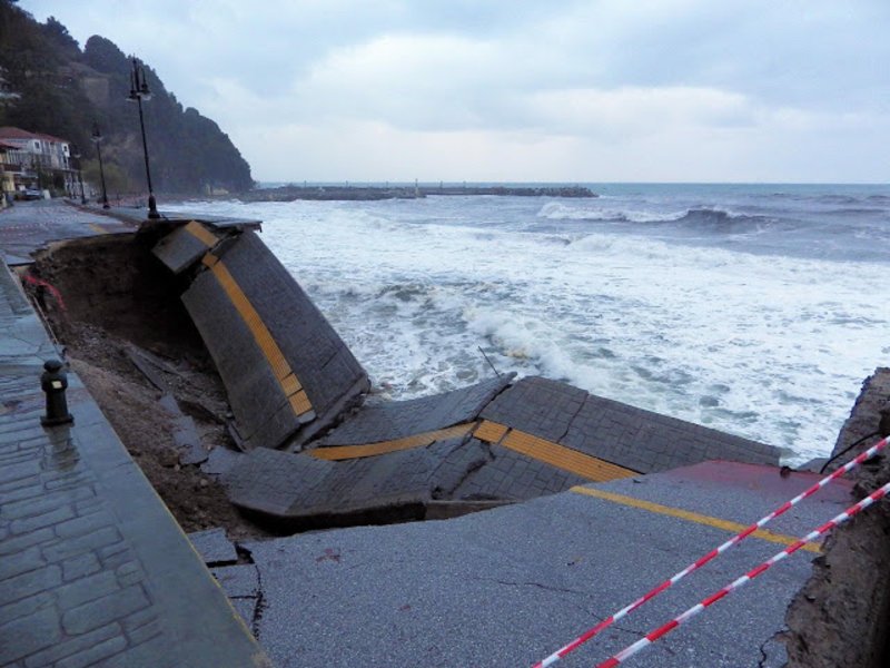 Κατέρρευσε ο δρόμος στον Αϊ-Γιάννη Πηλίου -Λόγω κακοκαιρίας [εικόνες] | iefimerida.gr 2