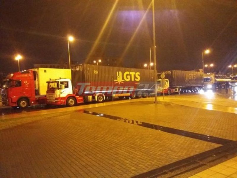 Χάος στο λιμάνι της Πάτρας: Μετανάστες μπουκάρουν σε νταλίκες [βίντεο] | iefimerida.gr 4