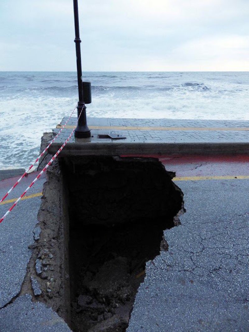 Κατέρρευσε ο δρόμος στον Αϊ-Γιάννη Πηλίου -Λόγω κακοκαιρίας [εικόνες] | iefimerida.gr 4