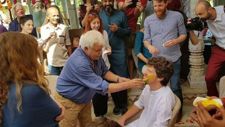 Ινδικός γάμος με ρακές! Κρητικός παντρεύτηκε Ινδή, στην Ινδία! Σκηνικό Bollywood [εικόνες] | iefimerida.gr 1