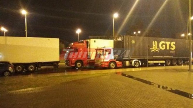 Χάος στο λιμάνι της Πάτρας: Μετανάστες μπουκάρουν σε νταλίκες [βίντεο] | iefimerida.gr 6