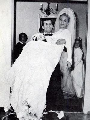 Ο γάμος της Αλίκης Βουγιουκλάκη και του Δημήτρη Παπαμιχαήλ, 53 χρόνια πριν -Το Givenchy νυφικό από τη... Νίτσα και το ξύλο [εικόνες] | iefimerida.gr 4