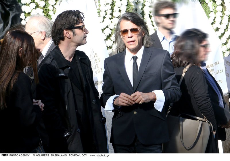 Συγκίνηση στην κηδεία του Τζίμη Πανούση -Καλλιτέχνες και πολιτικοί είπαν το τελευταίο αντίο [εικόνες & βίντεο] | iefimerida.gr 7